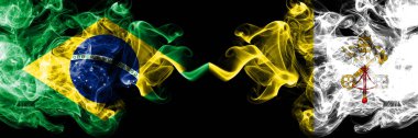 Brezilya vs Vatikan şehir duman bayrakları yan yana yerleştirilir. Brezilyalı ve Vatikan şehir kalın renkli ipeksi duman bayrakları