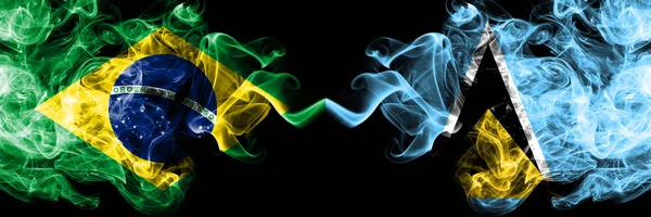 Vedle sebe se nacházejí kouřové vlajky Brazílie a svaté Lucie. Husté barevné kouřové vlajky brazilského a svaté Lucie — Stock fotografie