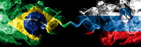 Brazílie vs Slovinsko, slovinské kouřové vlajky umístěné vedle sebe. Hustě zbarvené hedvábné kouřové vlajky brazilského a Slovinska, slovinských — Stock fotografie