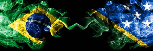 Бразилія vs Соломонові острови димові прапори поміщають пліч-о-пліч. Товсті кольорові Шовковистий дим прапори бразильських і Соломонових Островів — стокове фото