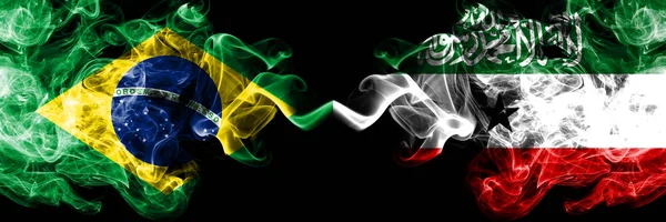 Brasil vs Somalilandia banderas de humo colocadas lado a lado. Banderas de humo sedoso de color grueso de Brasil y Somalilandia —  Fotos de Stock