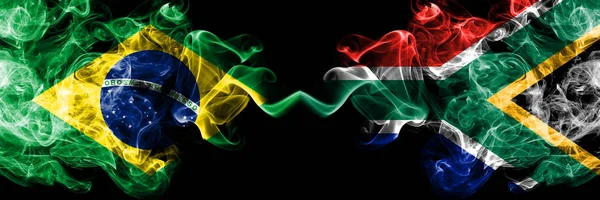 Brazílie vs Jihoafrická Jižní Afrika, africké kouřové vlajky umístěné vedle sebe. Husté barevné kouřové vlajky brazilského a jižního Afriky, africké — Stock fotografie