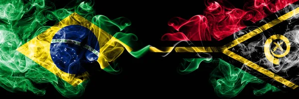 Brasile vs Vanuatu bandiere fumogene affiancate. Bandiere di fumo spesse colorate e setose di Brasile e Vanuatu — Foto Stock