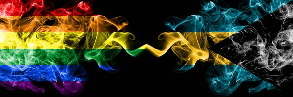 Drapeaux fumigènes gays vs Bahamas placés côte à côte. Drapeaux de fumée soyeuse de couleur épaisse de la fierté et des Bahamas, Bahamas — Photo