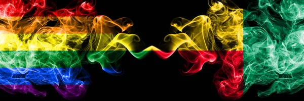 Drapeaux de fumée gays vs béninois, placés côte à côte. Drapeaux de fumée soyeuse de couleur épaisse de la fierté et du Bénin, Bénin — Photo