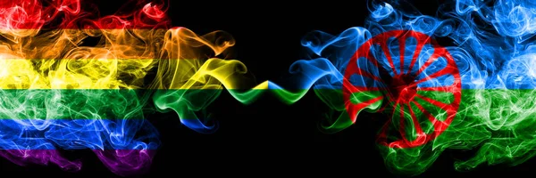 Gay vs Gipsy, Roman dym flagi umieszczone obok siebie. Grube kolorowe, jedwabiste flagi dymu dumy i Gipsy, Roman — Zdjęcie stockowe