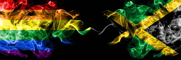 Gay vs Jamaïque, drapeaux fumigènes jamaïcains placés côte à côte. Drapeaux de fumée soyeuse de couleur épaisse de la fierté et de la Jamaïque, Jamaïque — Photo