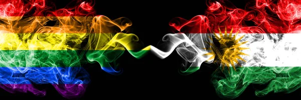 Gay vs Curdistão, bandeiras de fumaça curdas colocadas lado a lado. Bandeiras de fumo sedoso de cor grossa do Orgulho e Curdistão, curdo — Fotografia de Stock