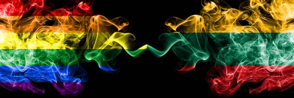 Gay vs Litwa, litewskie flagi dymu umieszczone obok siebie. Grube kolorowe, jedwabiste flagi dymu dumy i Litwy, litewski — Zdjęcie stockowe