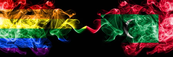 Drapeaux fumigènes gays vs Maldives placés côte à côte. Drapeaux de fumée soyeuse de couleur épaisse de la fierté et des Maldives, Maldives — Photo