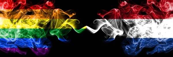 게이 vs 네덜란드, 네덜란드 연기 깃발 나란히 배치. 두 툼 한 컬러의 실 키 스모크 플래그 프라이드와 네덜란드, 네덜란드어 — 스톡 사진