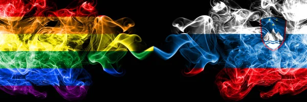 Gay vs Eslovênia, bandeiras de fumaça eslovenas colocadas lado a lado. Bandeiras de fumo sedoso de cor grossa de Pride e Eslovénia, esloveno — Fotografia de Stock