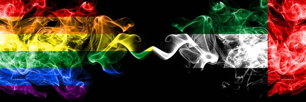 Gay vs Émirats arabes unis, drapeaux de fumée émiratis placés côte à côte. Drapeaux de fumée soyeux de couleur épaisse de la fierté et des Émirats arabes unis, Emirati — Photo