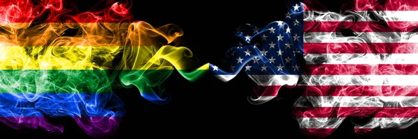 ゲイ vs アメリカ合衆国, アメリカの煙の旗が並んで配置.プライドとアメリカ合衆国、アメリカの厚い色の絹のような煙の旗 — ストック写真