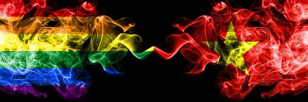 Gay vs Wietnam, wietnamski dym flagi umieszczone obok siebie. Grube kolorowe, jedwabiste flagi dymu dumy i Wietnamu, wietnamski — Zdjęcie stockowe