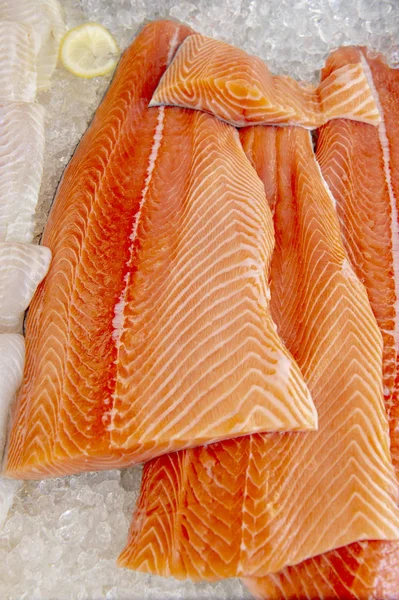 Свежий лосось филе в магазине — стоковое фото