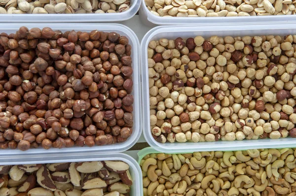 Nötter och frö insamling i marknaden plast låda — Stockfoto