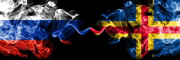 Bandeiras de fumaça russas vs Aland colocadas lado a lado. Bandeiras de fumaça sedosa coloridas grossas da Rússia e Aland — Fotografia de Stock