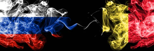 Rusia vs Bélgica, banderas de humo belgas colocadas lado a lado. Banderas de humo sedoso de color grueso de Rusia y Bélgica, Bélgica —  Fotos de Stock