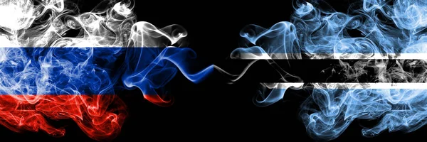 Russian vs Botswana, banderas de humo Botswanan colocadas una al lado de la otra. Banderas de humo sedoso de color grueso de Rusia y Botswana, Botswanan — Foto de Stock