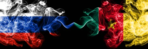 Rusia vs Camerún, banderas de humo camerunesas colocadas una al lado de la otra. Banderas de humo sedoso de color grueso de Rusia y Camerún, Camerún — Foto de Stock