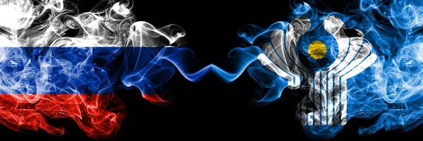 Bandeiras de fumaça russa vs Commonwealth colocadas lado a lado. Bandeiras de fumo sedoso de cor grossa da Rússia e da Commonwealth — Fotografia de Stock