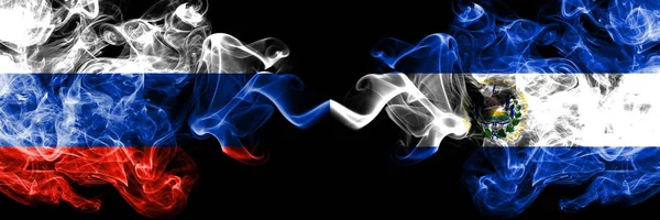 Russisch vs el salvador, salvadorianische Rauchfahnen nebeneinander. dicke, seidige Rauchfahnen aus Russland und El Salvador, salvadorianisch — Stockfoto