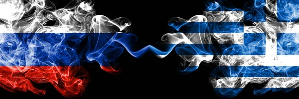 Ρωσικές εναντίον Ελλάδας, Ελληνικές σημαίες καπνού τοποθετημένες δίπλα-δίπλα. Χοντρές χρωματιστές μεταξένιες σημαίες καπνού Ρωσίας και Ελλάδας, Ελληνικές — Φωτογραφία Αρχείου