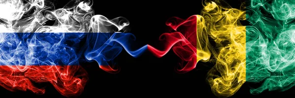 Rusia vs Guinea, banderas de humo guineanas colocadas lado a lado. Banderas de humo sedoso de color grueso de Rusia y Guinea, Guinea — Foto de Stock