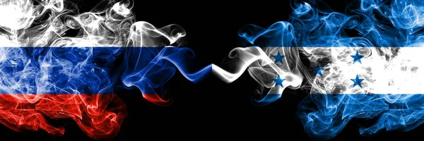 Rusia vs Honduras, banderas de humo hondureñas colocadas lado a lado. Banderas de humo sedoso de color grueso de Rusia y Honduras, hondureñas — Foto de Stock