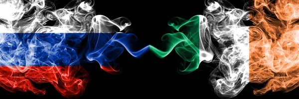 Rusya, İrlanda 'ya karşı, yan yana yerleştirilmiş İrlanda dumanı bayrakları. Rusya ve İrlanda 'nın kalın renkli dumanlı bayrakları, İrlanda — Stok fotoğraf