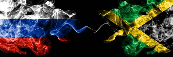 Rus Jamaika 'ya karşı, Jamaikalı duman bayrakları yan yana yerleştirilmiş. Rusya ve Jamaika 'nın kalın renkli dumanlı bayrakları — Stok fotoğraf