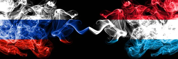 Banderas de humo rusas vs luxemburguesas colocadas lado a lado. Banderas de humo sedoso de color grueso de Rusia y Luxemburgo — Foto de Stock