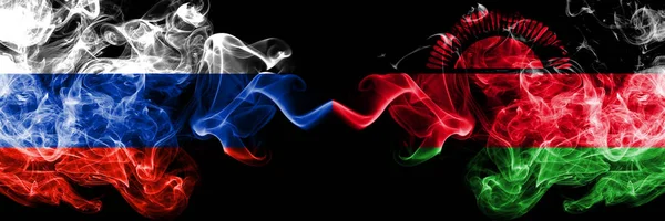 Ryska vs Malawi, Malawiska rökflaggor placerade sida vid sida. Tjock färgad silkeslen rök flaggor Ryssland och Malawi, Malawien — Stockfoto