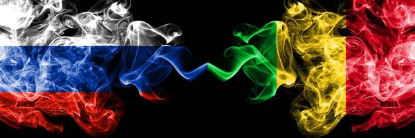 Banderas de humo rusas vs Mali colocadas una al lado de la otra. Banderas de humo sedoso de color grueso de Rusia y Malí — Foto de Stock