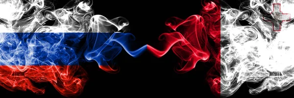 Rusia vs Malta, banderas de humo de Malta colocadas una al lado de la otra. Banderas de humo sedoso de color grueso de Rusia y Malta, Maltés — Foto de Stock