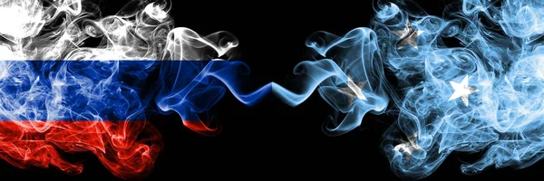 Russian vs Micronesia, banderas de humo micronesianas colocadas una al lado de la otra. Banderas de humo sedoso de color grueso de Rusia y Micronesia, Micronesia — Foto de Stock