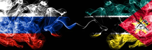 在俄罗斯对莫桑比克的比赛中，莫桑比克的国旗肩并肩地插在一起。 俄罗斯和莫桑比克、莫桑比克厚重的彩色丝状烟雾旗 — 图库照片