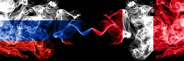 Rusia vs Perú, banderas de humo Peruan colocadas una al lado de la otra. Banderas de humo sedoso de color grueso de Rusia y Perú, Peruan — Foto de Stock