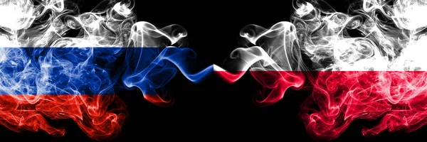 Rusia vs Polonia, banderas de humo polacas colocadas lado a lado. Banderas de humo sedoso de color grueso de Rusia y Polonia, polaco — Foto de Stock