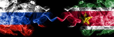 Rus Surinam 'a karşı, Surinam duman bayrakları yan yana yerleştirildi. Rusya ve Surinam 'ın kalın renkli dumanlı bayrakları.