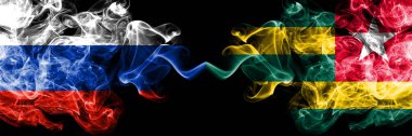 Rus Togo 'ya karşı, Togo' nun dumanlı bayrakları yan yana yerleştirilmiş. Rusya ve Togo, Togo ve Togo 'nun kalın renkli dumanlı bayrakları