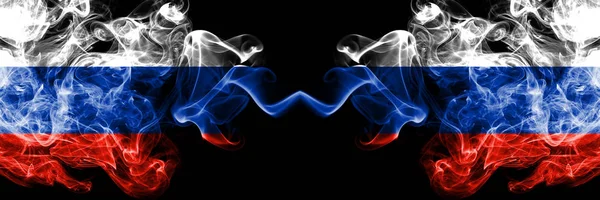 Rus Rusya 'ya karşı, yan yana yerleştirilmiş Rus duman bayrakları. Rusya ve Rusya 'nın kalın renkli dumanlı bayrakları. — Stok fotoğraf