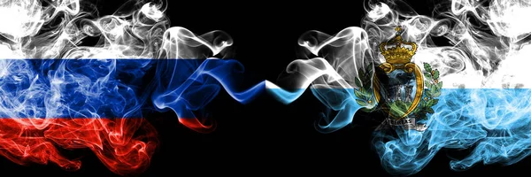 ロシア対サンマリノ、サマリアの煙旗が並んで配置されます。ロシアとサンマリノの厚い色の絹の煙の旗、サマリア人 — ストック写真