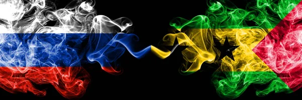 Banderas de humo rusas vs Santo Tomé y Príncipe colocadas lado a lado. Banderas de humo sedoso de color grueso de Rusia y Santo Tomé y Príncipe — Foto de Stock