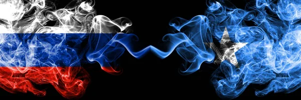 Russo vs Somália, bandeiras de fumaça da Somália colocadas lado a lado. Bandeiras de fumo sedoso de cor grossa da Rússia e Somália, Somália — Fotografia de Stock