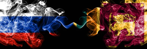 Rus vs Sri Lanka, Sri Lankalı duman bayrakları yan yana yerleştirildi. Rusya ve Sri Lanka, Sri Lankan 'ın kalın renkli dumanlı bayrakları — Stok fotoğraf