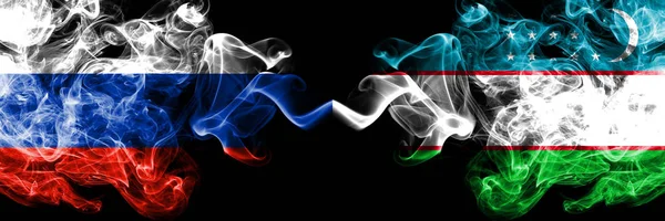 Россияне против Узбекистана, узбекские дымовые флаги, размещенные бок о бок. Толстые шёлковые дымовые флаги России и Узбекистана, узбекский — стоковое фото