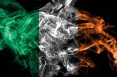 Írország füst zászló izolált fekete háttér