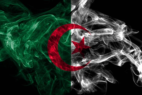 Siyah arka plan üzerine izole Cezayir duman bayrak — Stok fotoğraf